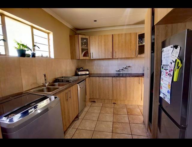 3 BEDROOM HOUSE FOR SALE IN DERSLEY